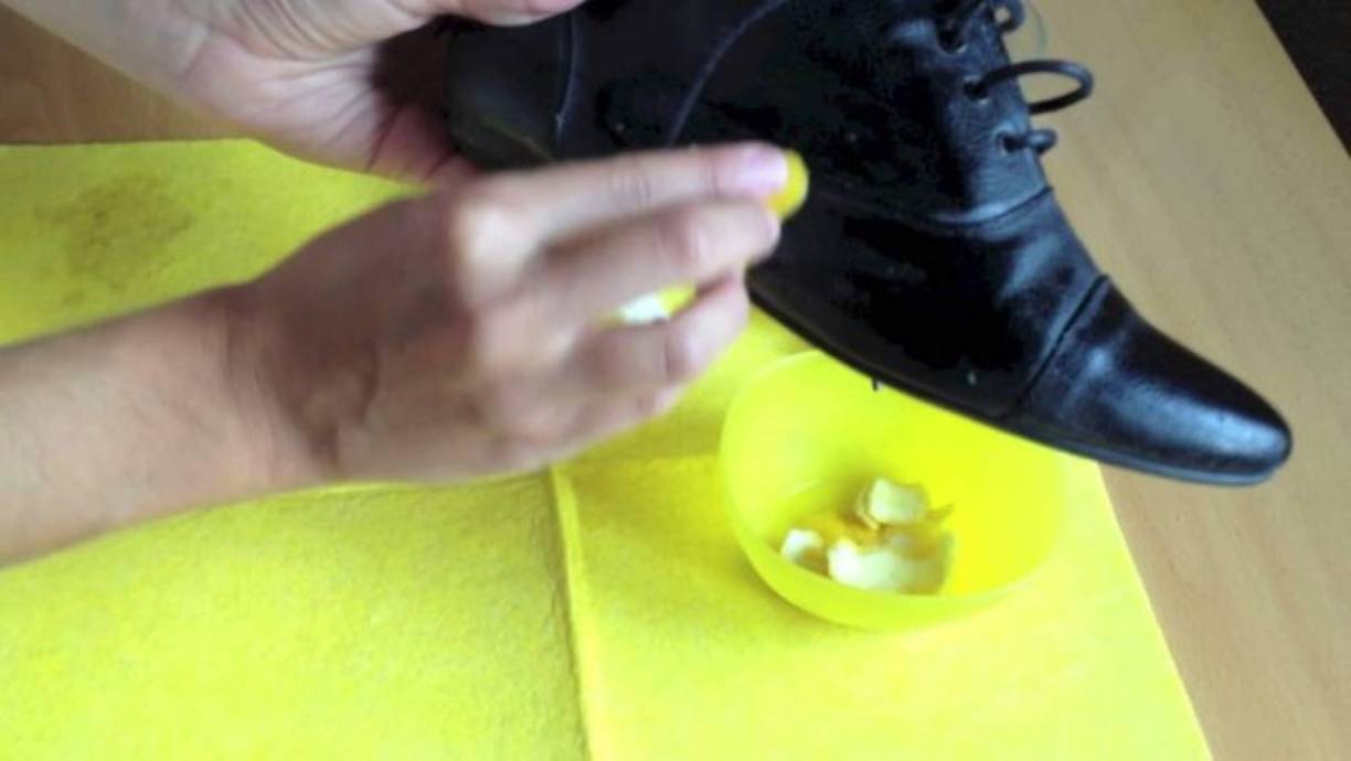 La cáscara de limón o de naranja son muy prácticas para eliminar mal olor de tu calzado. Déjala toda la noche dentro de los zapatos y por la mañana verás los resultados.