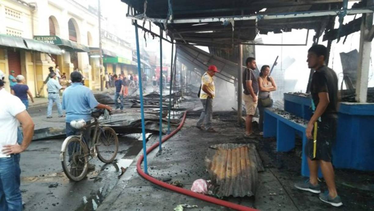 Los locatarios llegaron a los puestos de trabajo con la esperanza de salvar la mercadería.