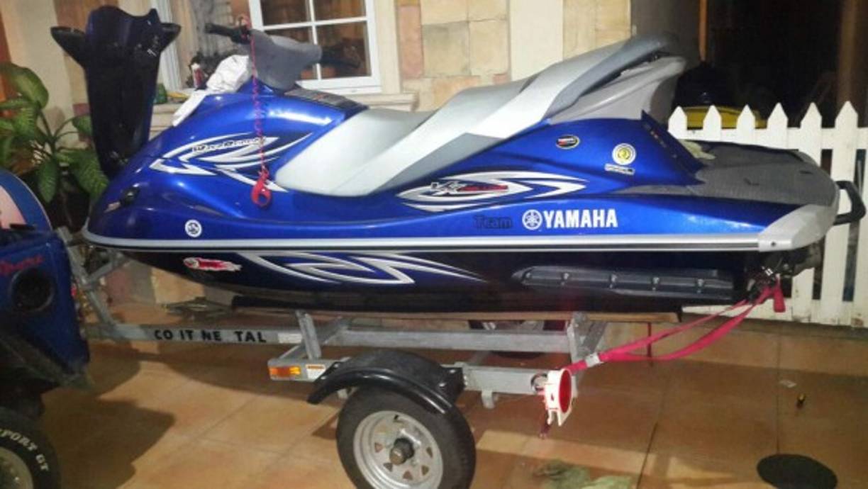 Una lancha acuática dentro de una de las casas aseguradas a miembros de la Mara Salvatrucha (MS) en San Pedro Sula.