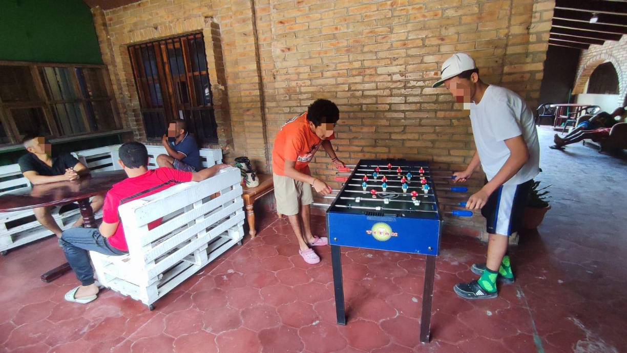 CINCARE ofrece un refugio crucial para aquellos que luchan contra las adicciones, promoviendo no solo tratamiento, sino también educación y reintegración social para jóvenes rehabilitados.