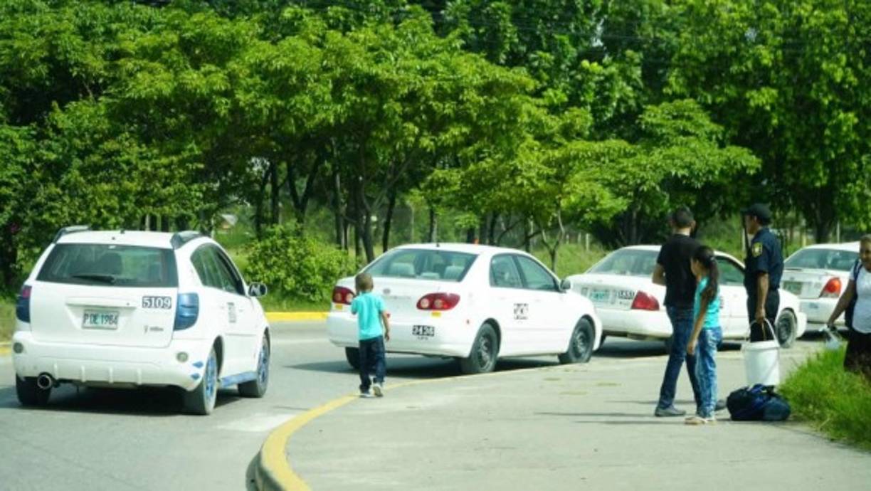 Un niño es captado en medio del paro de transporte en Honduras en la ciudad de San Pedro Sula.