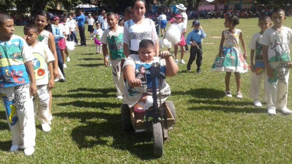 Nada detuvo a este hondureñito que quiso participar del aniversario de la patria en Olanchito, Yoro.