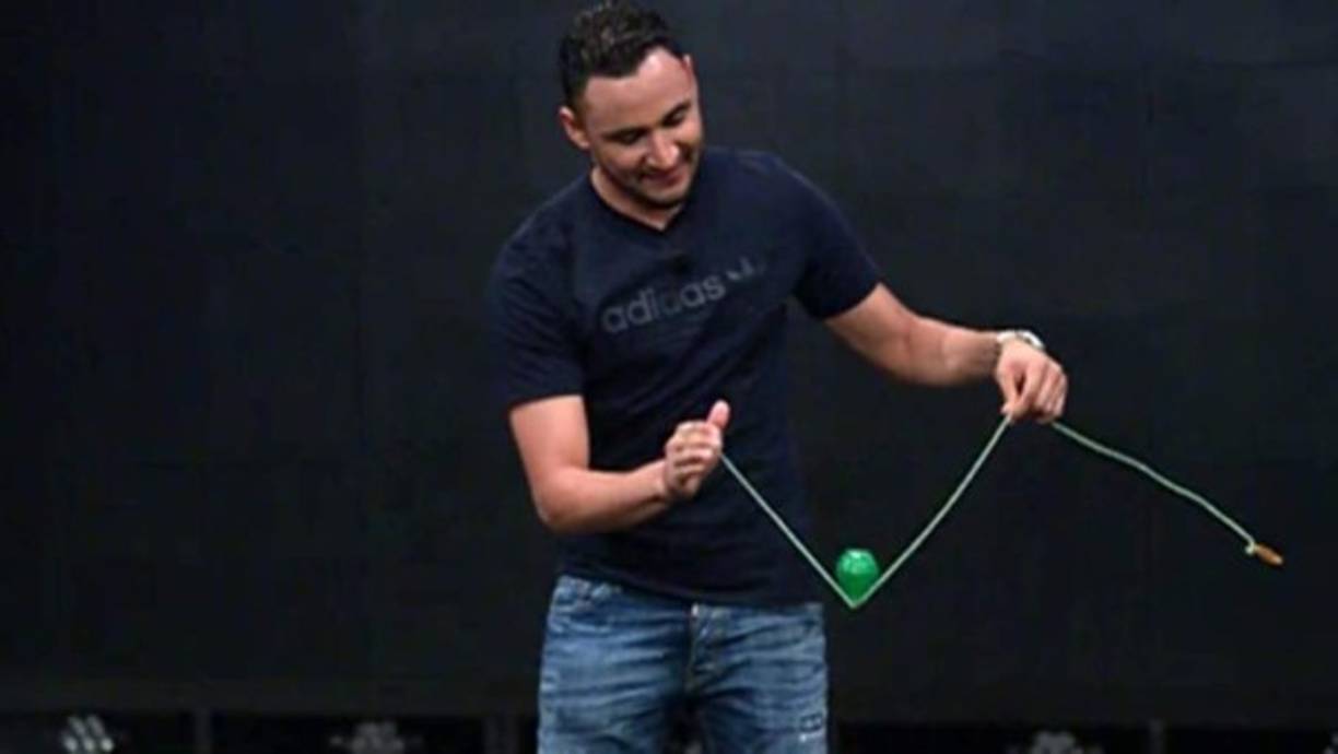 Keylor Navas no dispone de demasiado tiempo libre por el intenso calendario futbolístico, pero cuando tiene un rato le gusta estar con su familia, leer la Biblia, bailar, jugar con el trompo y hacer algo de turismo.