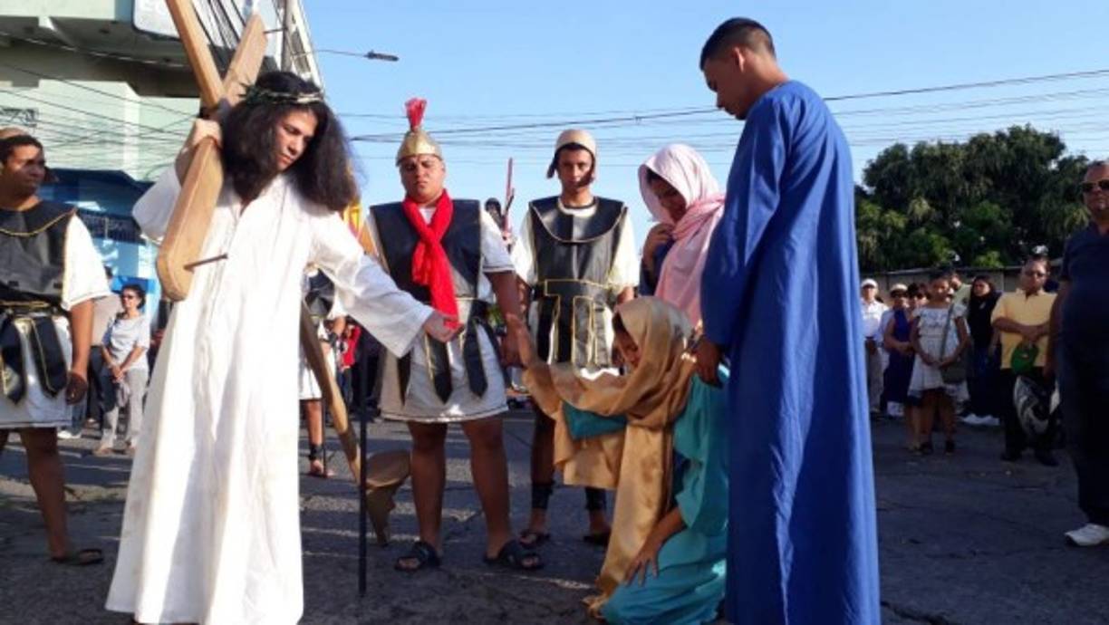 El Vía Crucis consta de 15 estaciones y cuenta las últimas horas de la vida de Jesús.