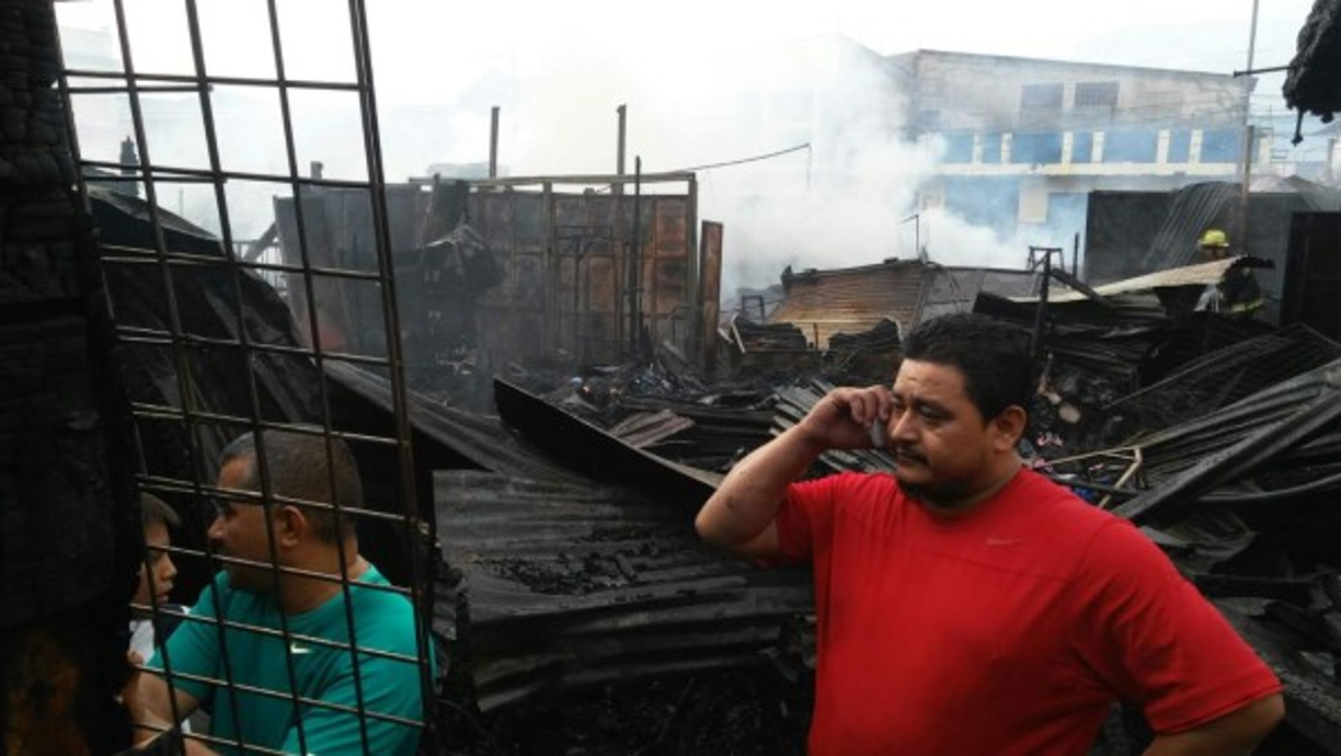 Algunos locatarios lloraron de la impotencia tras ver en cenizas su negocio.