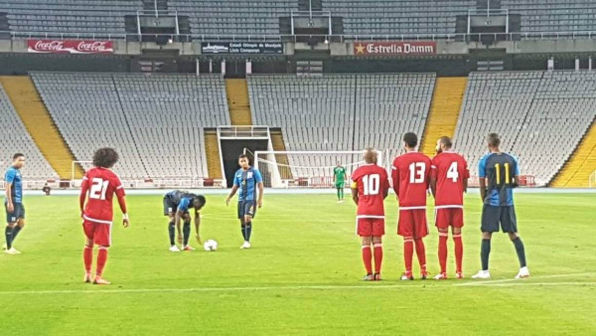 Maynor Figueroa cobró un tiro libre que salió ligeramente desviado de la portería de Emiratos. Foto @FenafuthOrg