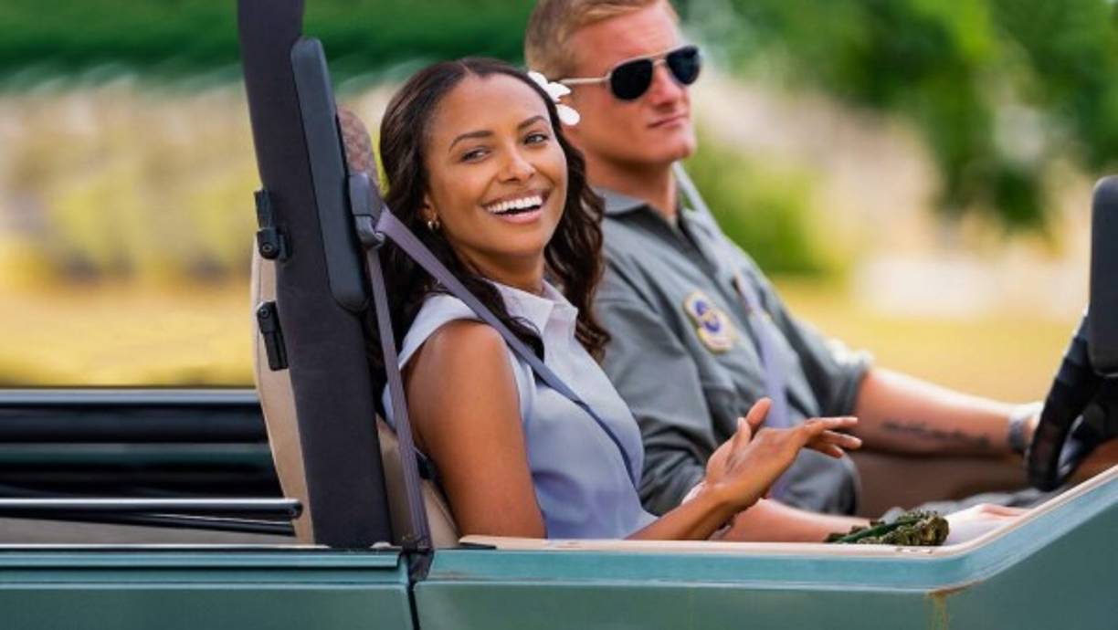 Operación Feliz Navidad.<br/>Una estricta asistente legislativa (Kate Graham) se enamora de un generoso piloto (Alexander Ludwig) cuando busca cerrar su base aérea en el trópico y acabar con su inspiradora tradición navideña.