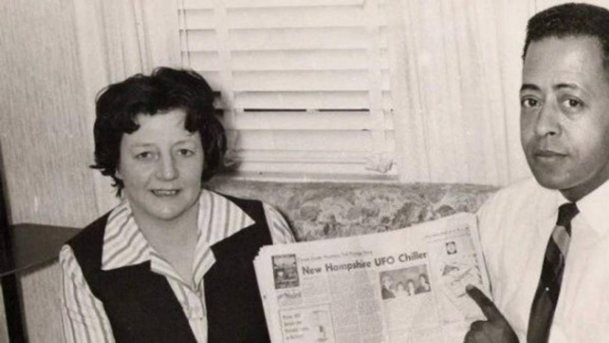 BETTY Y BARNEY HILL (1961)<br/>La noche del 19 de septiembre de 1961, este matrimonio de Portsmouth, Nueva Hampshire (EEUU), volvía a casa luego de pasar unos días de vacaciones, cuando, de acuerdo con los relatos, vieron una luz brillante en el cielo. Esta se acercó a ellos hasta prácticamente cortarles el paso, por lo que Barney, que conducía el auto, tuvo que detenerse en medio de la carretera. Posteriormente, aunque recordaban el incidente de la luz y el objeto, habían olvidado los detalles, lo que no comenzaron a salir a la luz sino hasta tiempo después, cuando, bajo hipnosis, relataron haber sido llevados al interior de una nave, en donde fueron examinados. El caso de los Hill fue el primer caso documentado de abducción (secuestro) extraterrestre y fue incluido en el “Libro Azul”, el proyecto de investigación sobre ovnis que el gobierno de los Estados Unidos conducía en ese entonces.<br/>