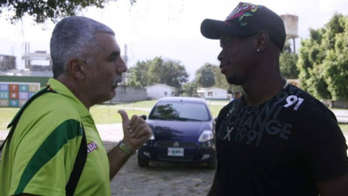 Manuel Keosseián se volvió a referir a los posibles fichajes de Marvin Chávez y Erick Norales. 'Me hubiese gustado que ya estuvieran practicando, pero Erick tiene mucho tiempo sin jugar. Es una pena porque empieza tan rápido el campeonato, que difícilmente puedan ponerse bien al inicio'.