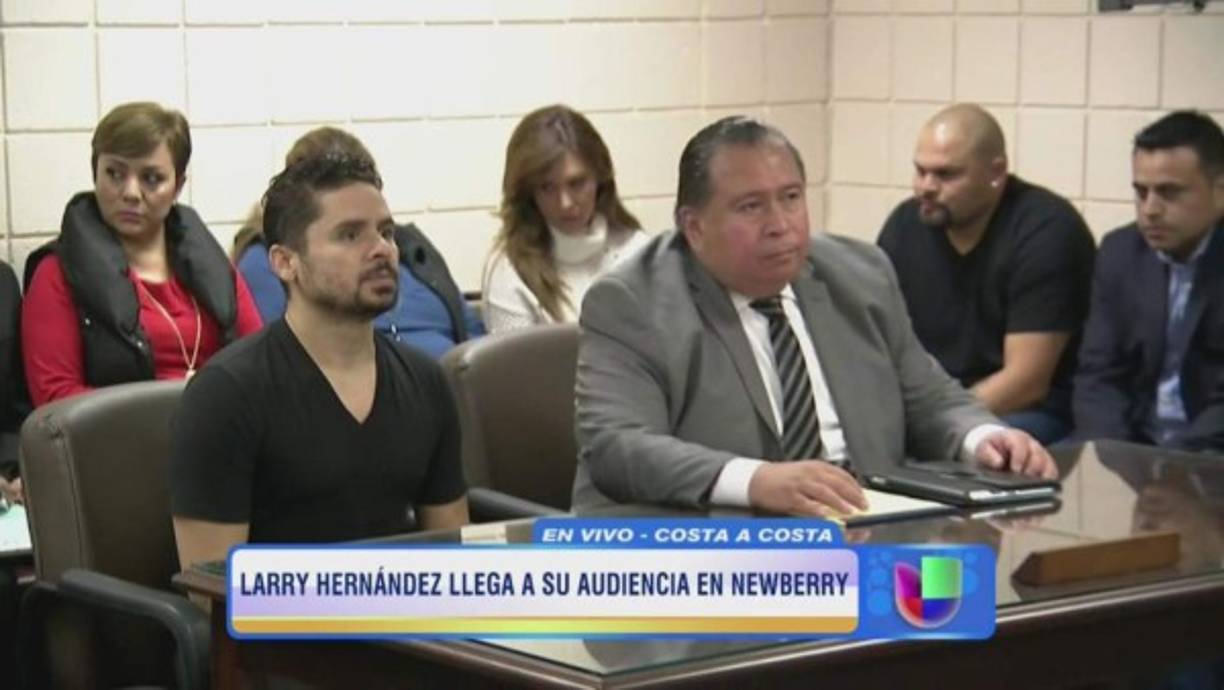 El cantante pagó una fianza para continuar con sus compromisos laborales, pero debió entregar su pasaporte a las autoridades mientras se desarrolla el proceso judicial.