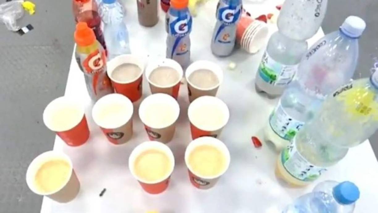 Cáscaras de frutas en el piso y vasos y botellas por todos lados. Así quedó el vestuario visitante del Slavia Praga tras el partido con Barcelona.