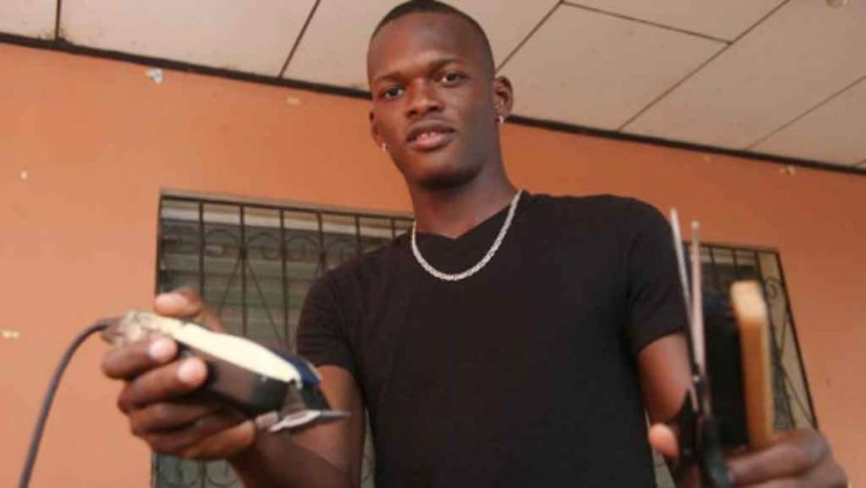 Félix Crisanto: El lateral del Motagua aprendió el oficio de la barbería .