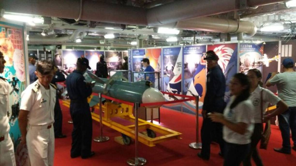 Maquetas de armamentos también forman parte de la exhibición.