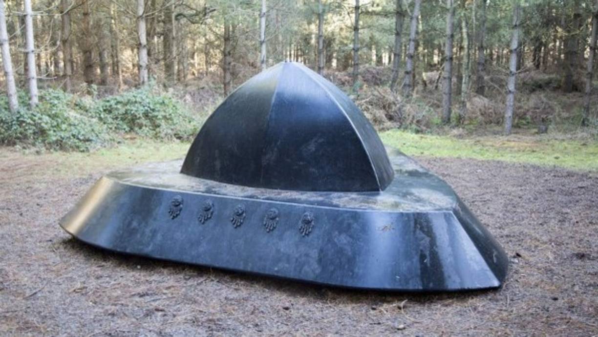 BOSQUE RENDLESHAM, INGLATERRA (1980)<br/>El caso es considerado en más famoso ocurrido en el Reino Unido. Se refiere a una serie de varios avistamientos, luces extrañas y el aterrizaje de una presunta nave de forma triangular, en el bosque de Rendlesham, en Suffolk, Inglaterra, entre el 26 y el 28 de diciembre de 1980. Varios militares de una base cercana entraron al bosque a investigar y aseguraron haber visto la nave y el lugar en el que aterrizó. El clima de tensión a causa de Guerra Fría hizo que muchos de los detalles permanecieran ocultos, llevado a algunos a denunciar lo que consideraban un encubrimiento de las autoridades sobre los detalles del caso.