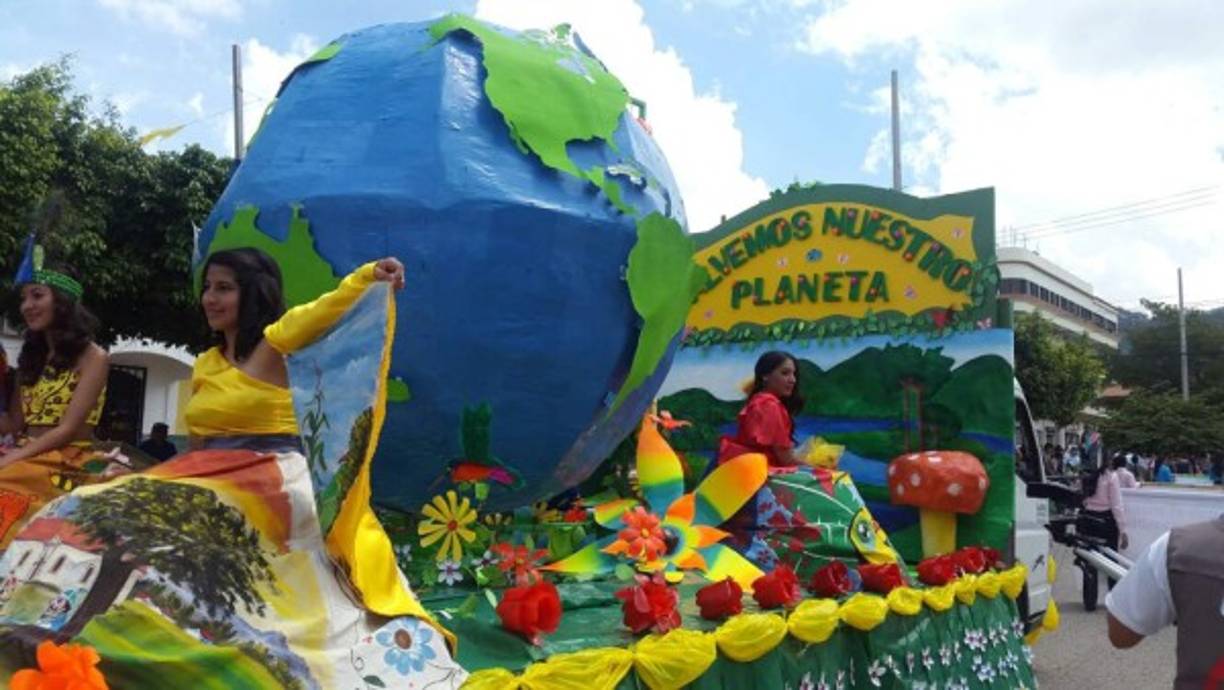Otro ángulo de las hermosas jóvenes de Ocotepeque en su carroza 'Salvemos nuestro planeta'.