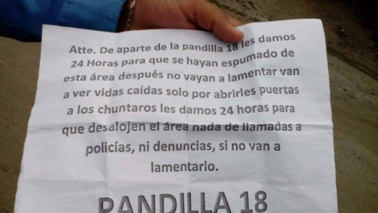 'De parte de la pandilla 18 les damos 24 horas para que se hayan 'espumado' de esta área, después no vayan a lamentar, van a ver vidas caídas solo por abrirles puertas a los chuntaros', reza el aviso como hoja volante.