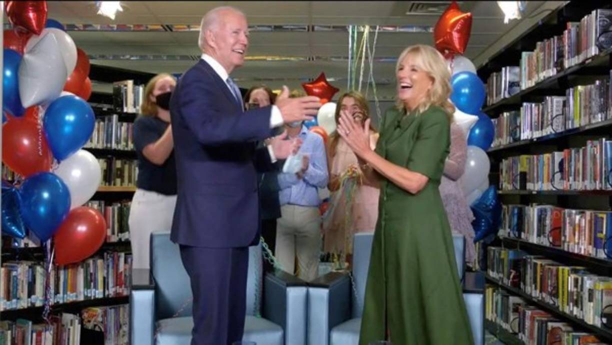 Durante todo ese tiempo siguió trabajando como maestra de un colegio comunitario y cumpliendo con sus actividades oficiales. 'Siempre estaba revisando exámenes', dijo Michelle Obama que compartió gran parte de su tiempo en la Casa Blanca con Jill.