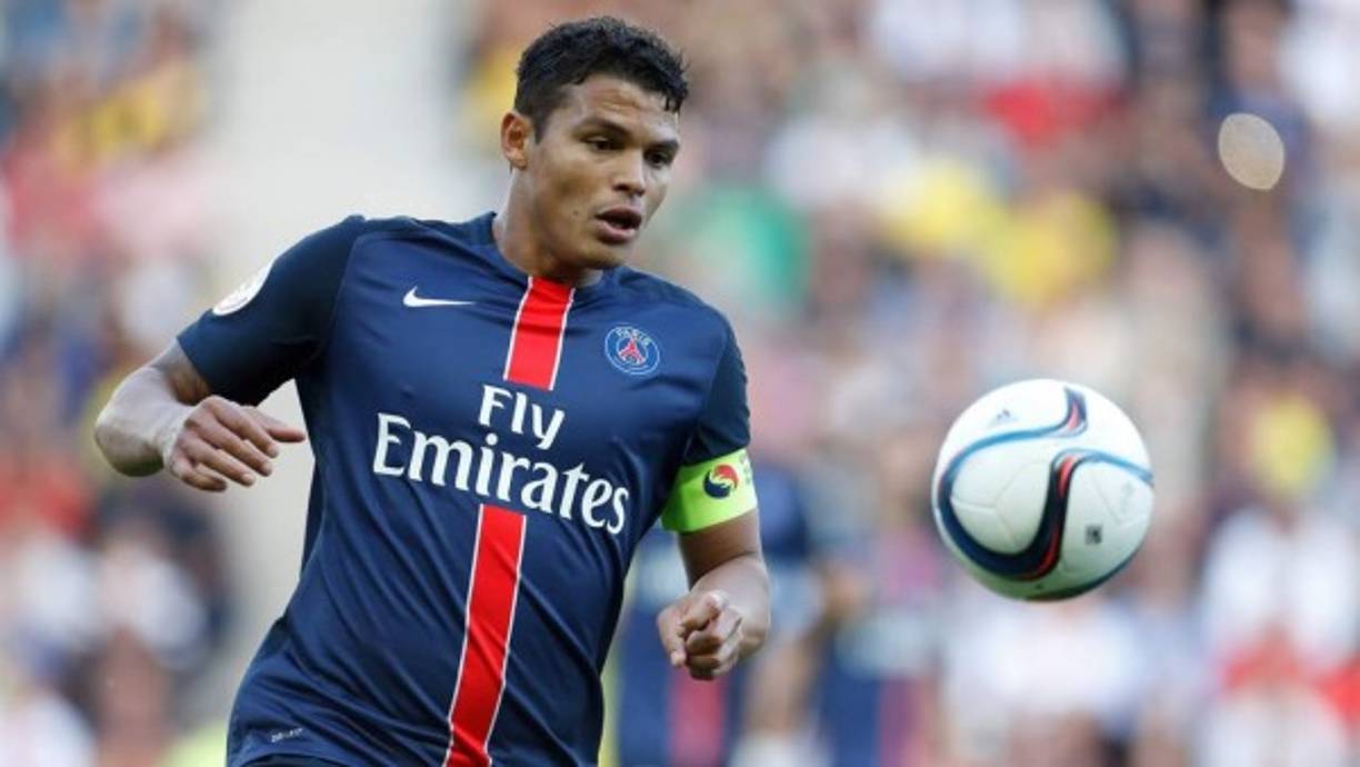 Según informa l'Equipe, Thiago Silva ampliará su contrato con el PSG por una nueva temporada, todavía no existe comunicado oficial que lo confirme pero según la citada información, el central brasileño y el club parisino habrían llegado a un acuerdo por el que el jugador, que había estado en la agenda del FC Barcelona, se compromete por un año más a seguir en París.