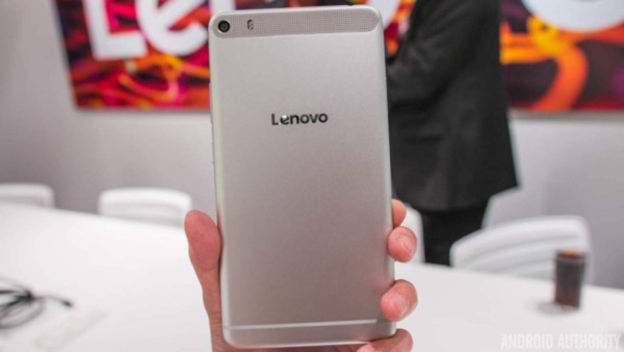 LENOVO PHAB PLUS. Tiene una enorme pantalla de 6.8 pulgadas y más memoria que el smartphone promedio con 4 GB.