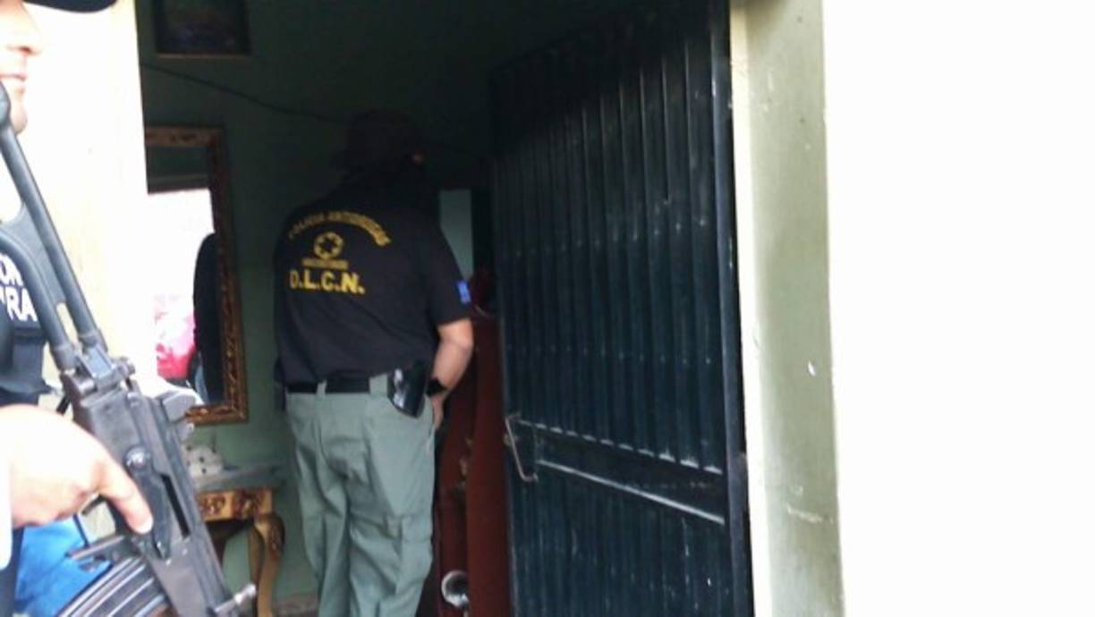 Agente de la Dirección de Lucha Contra el Narcotráfico (DNLC) durante los allanamientos en Comayagua.