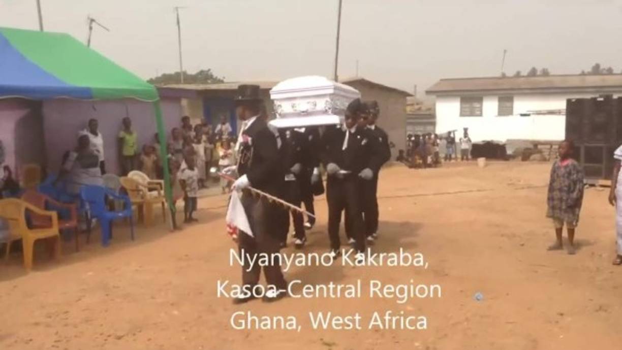 Así que ya lo saben, no es un solo un meme, es una forma de ganarse la vida en Ghana, y también un homenaje a los logros del difunto.
