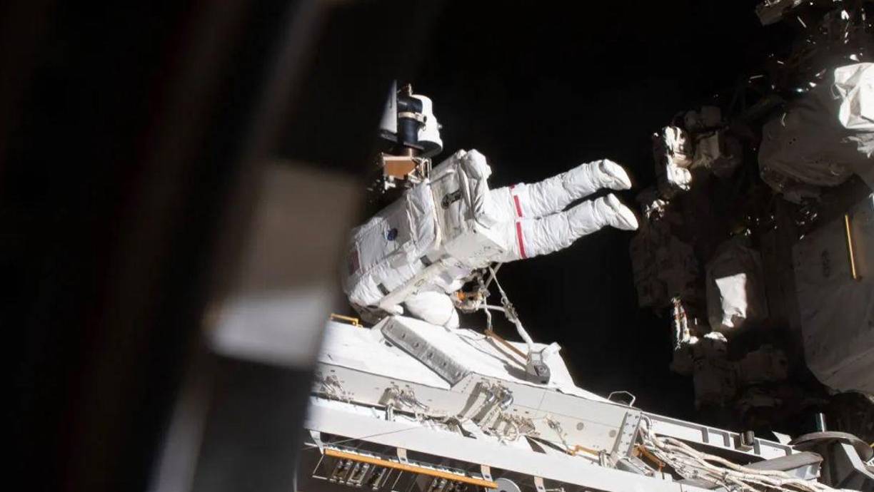 “Durante la actividad, se perdió inadvertidamente una bolsa de herramientas”, manifestó la NASA en una actualización en su sitio web sobre la expedición de la caminata espacial.