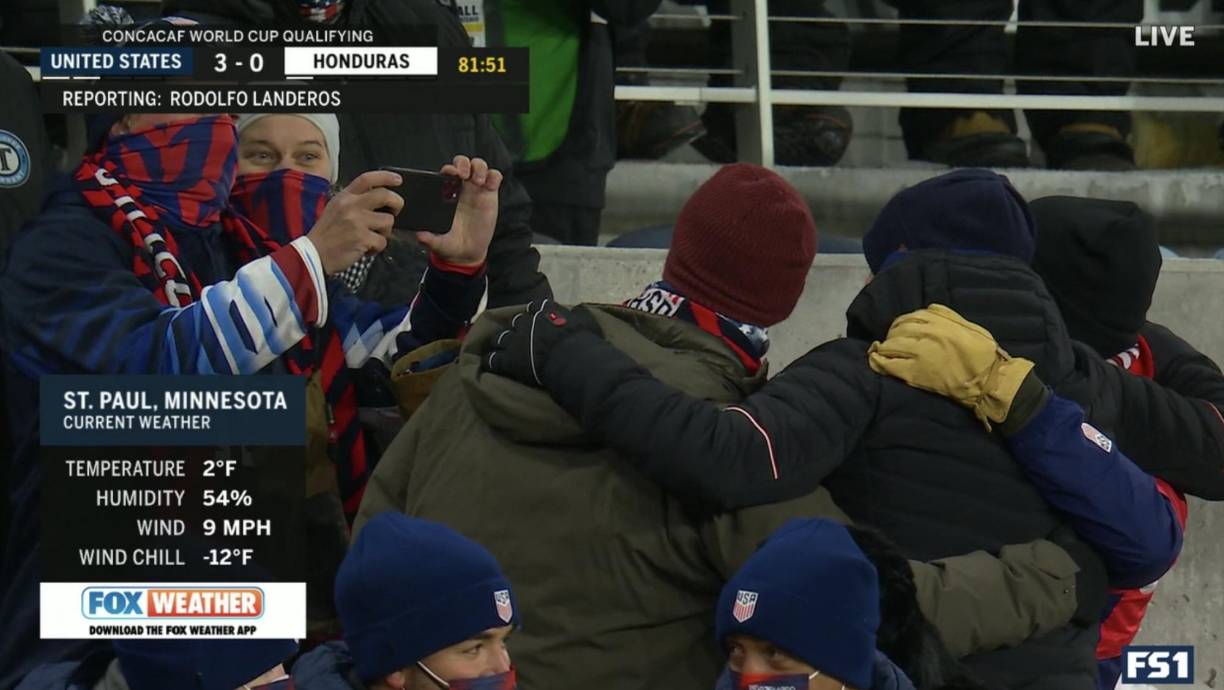 El entrenador de Estados Unidos, Gregg Berhalter, se tomó varias fotografías con aficionados mientras se disputaba el partido. El gesto dio de qué hablar en redes sociales, pues algunos aseguran que el DT le faltó el respeto a la Selección de Honduras.