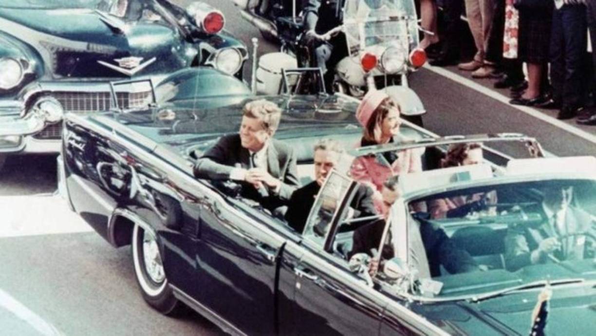 El asesinato de John F. Kennedy: En la cuarteta 26 de la centuria I Nostradamus esribe: 'El gran rayo cae de día, mal y predicho por portador postulado: siguiente presagio cae de noche, conflicto en Reims, Londres, etrusca bubónica'. Se considera que Nostradamus hace referencia al asesinato del presidente de EE.UU., John F. Kennedy, en 1963 y el posterior asesinato de su hermano Robert, ocurrido a la una de la madrugada. Con el segundo verso menciona un aviso dado por la profetisa Jean Dixon a los dos hermanos Kennedy.
