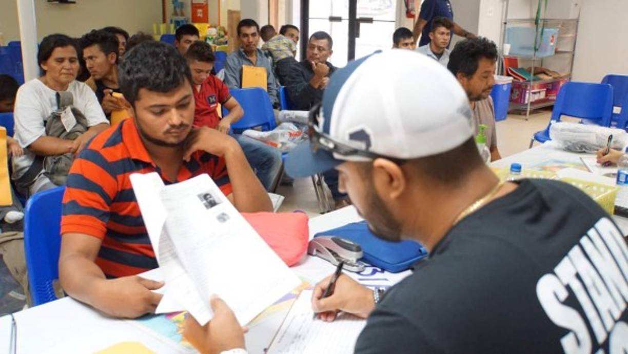 Voluntarios del refugio Humanitarian Respite Center de McAllen preparan las donaciones que recibirán los inmigrantes que acaban de ser liberados: sopa, fórmula de bebé, artículos de higiene personal y ropa. Mientras, otros voluntarios brindan asesoría legal para los inmigrantes que solicitan asilo en EEUU.