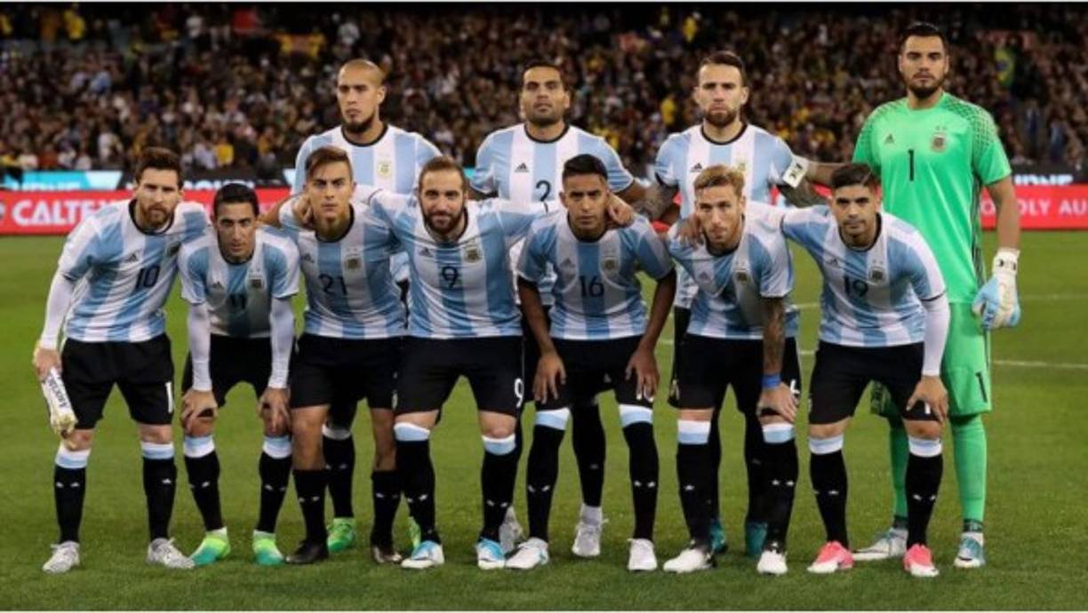 Argentina: <br/><br/>'La Albiceleste', debido a los colores de la bandera y la camiseta nacional. Alguna vez también los apodaron Los Gauchos.