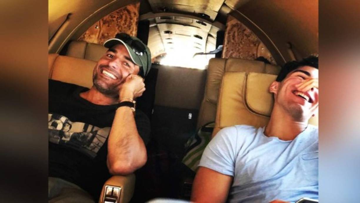 El cantante puertorriqueño Chayanne y su hijo Lorenzo causan sensación cada vez que posan juntos ya que padre e hijo lucen torneados cuerpos a pesar de la diferencia de edad.<br/><br/>Esta vez posaron en la playa y la imagen se ha viralizado gracias a los fans del bailarín.