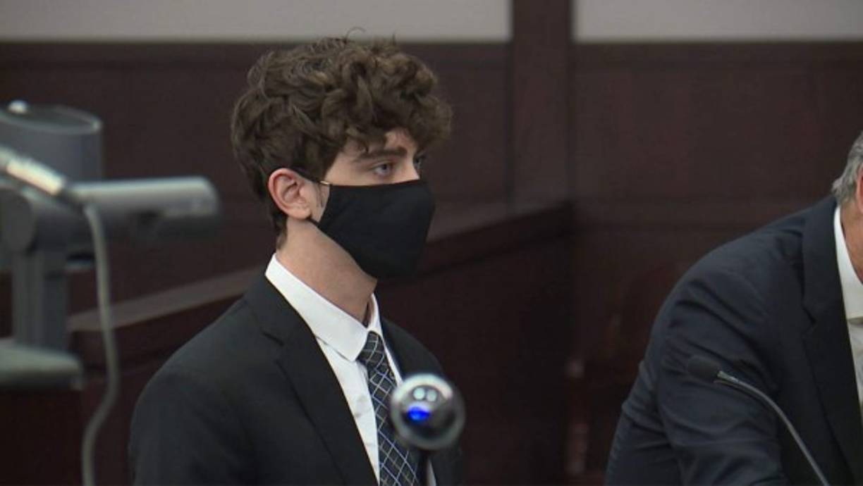 En ese entonces, Cameron tenía 18 años de edad. Conducía el automóvil a toda velocidad (230 kilómetros por hora) por la zona. El Mustang fue un regalo de graduación de sus padres. Las víctimas eran Jessica Raubenolt (24) y su pequeña hija Lillia de 21 meses. Ambas fallecieron en un hospital de la ciudad.