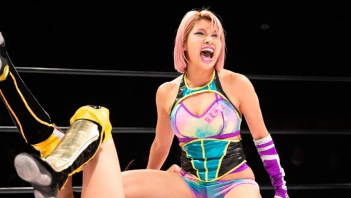 Tenía 5 años de experiencia en los cuadriláteros, hizo giras en Europa, México y se enfrentó a grandes referentes como Asuka e Io Shiarai. También compartió ring con estrellas mexicanas como Goya Kong y Black Fury.