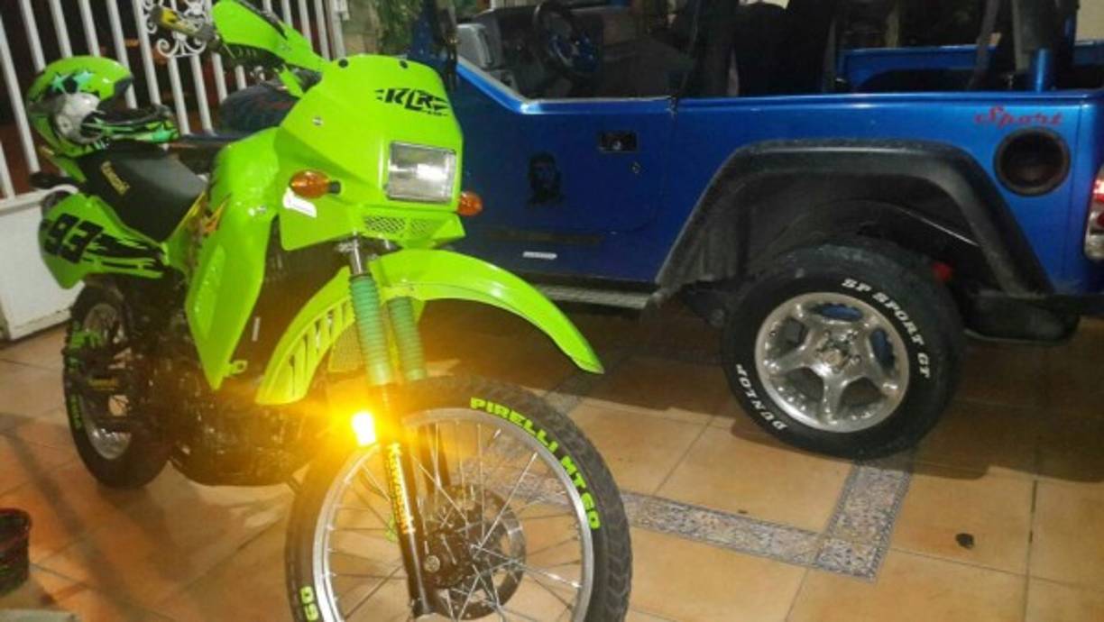 Moticicleta dentro de una de las casas aseguradas a miembros de la Mara Salvatrucha (MS) en San Pedro Sula.