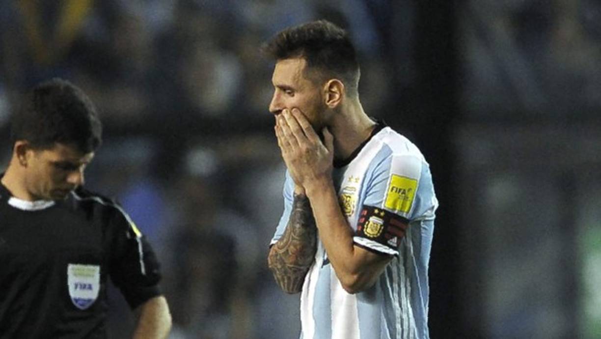 Lionel Messi fue el abanderado del local que se retiró aplaudido pese al resultado en su primer encuentro por eliminatorias en La Bombonera en este camino a la cita mundialista de Rusia.Este martes, en la última jornada, Argentina visitará a Ecuador en Quito, mientras que Perú recibirá a Colombia en Lima.