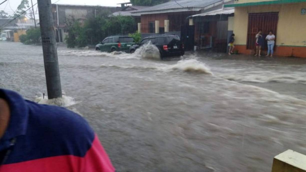 La 33 calle se llenó de agua y se formó una potente corriente sin que se registraran pérdidas.