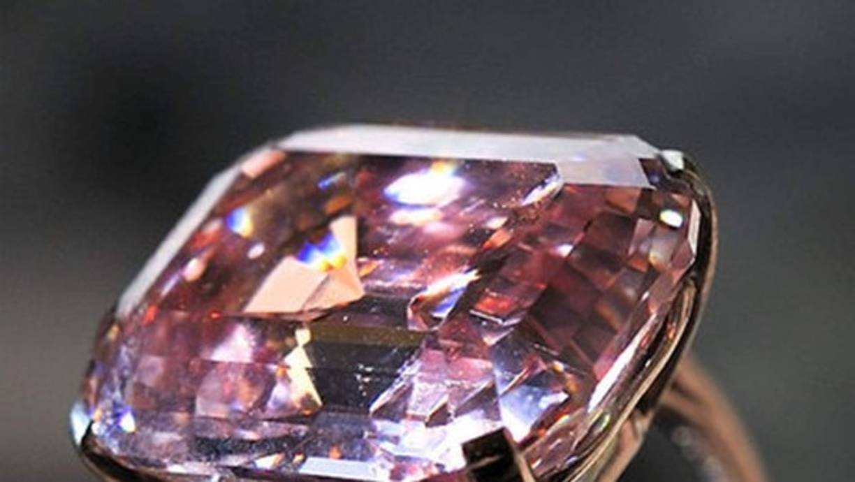 Graff Pink Diamond. Adquirido por 33 millones de euros en una subasta realizada por Sotheby's en Ginebra (Suiza).<br/><br/>El diamante de color rosa de 24 quilates fue adquirido por un propietario anónimo al joyero americano Harry Winston hace 60 años, con un precio de salida de entre 20 y 28 millones de euros.