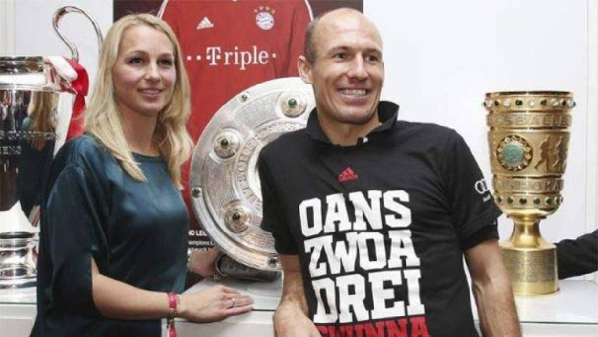Robben se ha mantenido en cuarentena junto a su familia: 'Menos mal que tenemos unos amigos envidiables. Fueron ellos los que nos ayudaron a pasar esto. Fue una situación de lo más extraña. No puedes salir de casa', indicó.