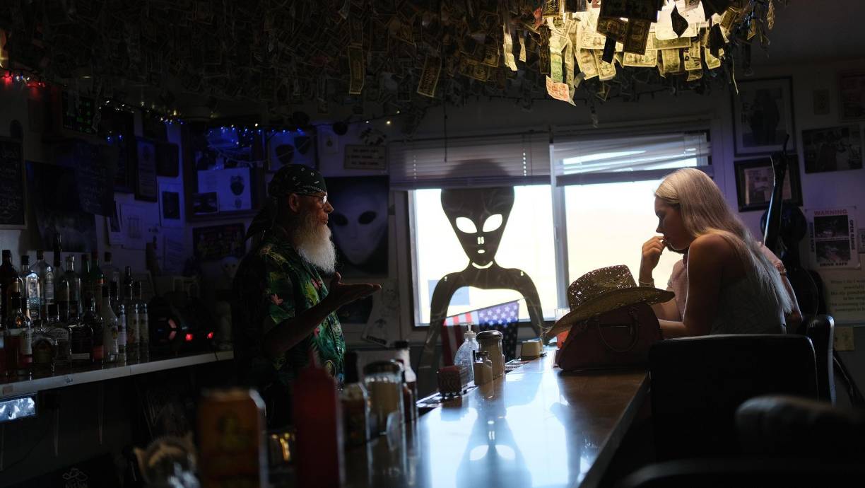 ”Lo de Grusch no es nuevo. A los que no creen que haya seres que nos visitan, les diría que pasen una noche aquí. Verían cosas inimaginables”, advirtió a EFE Michael, encargado del bar y motel Little A’Le’Inn de Rachel, situado a 32 kilómetros de la también conocida como base de Groom Lake. 