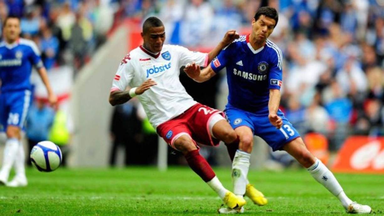 En mayo de 2010 se convirtió en el 'verdugo de Ballack', un mes antes del principio del Mundial. El ghanés le propinó una patada, lesionándole. Una herida que tuvo consecuencias terribles para el centrocampista de la 'Mannschaft': se perdió la Copa del Mundo y nunca pudo recobrar su nivel de antes. Boateng le pidió disculpas por su gesto pero hoy en día aún muchos alemanes piensan que Kevin-Prince Boateng lesionó adrede al alemán.