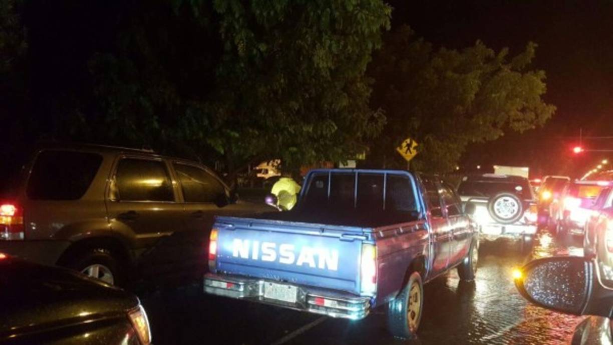 Los congestionamientos viales también se han producido debido a múltiples colisiones y carros varados.