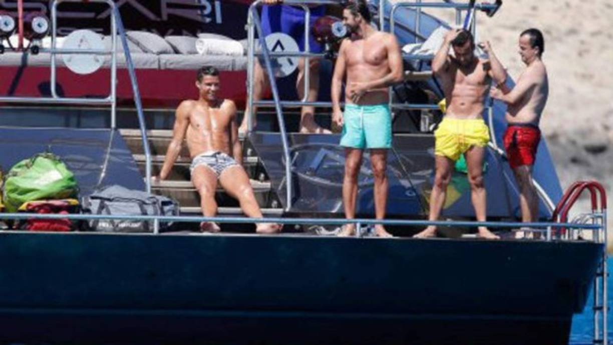 En el barco de Cristiano hay cinco miembros de la tripulación, con mención especial para un barman especialista en cócteles y una profesora de yoga. Por su parte, en el yate de Messi es un prestigioso cocinero quien destaca entre los cuatro tripulantes.