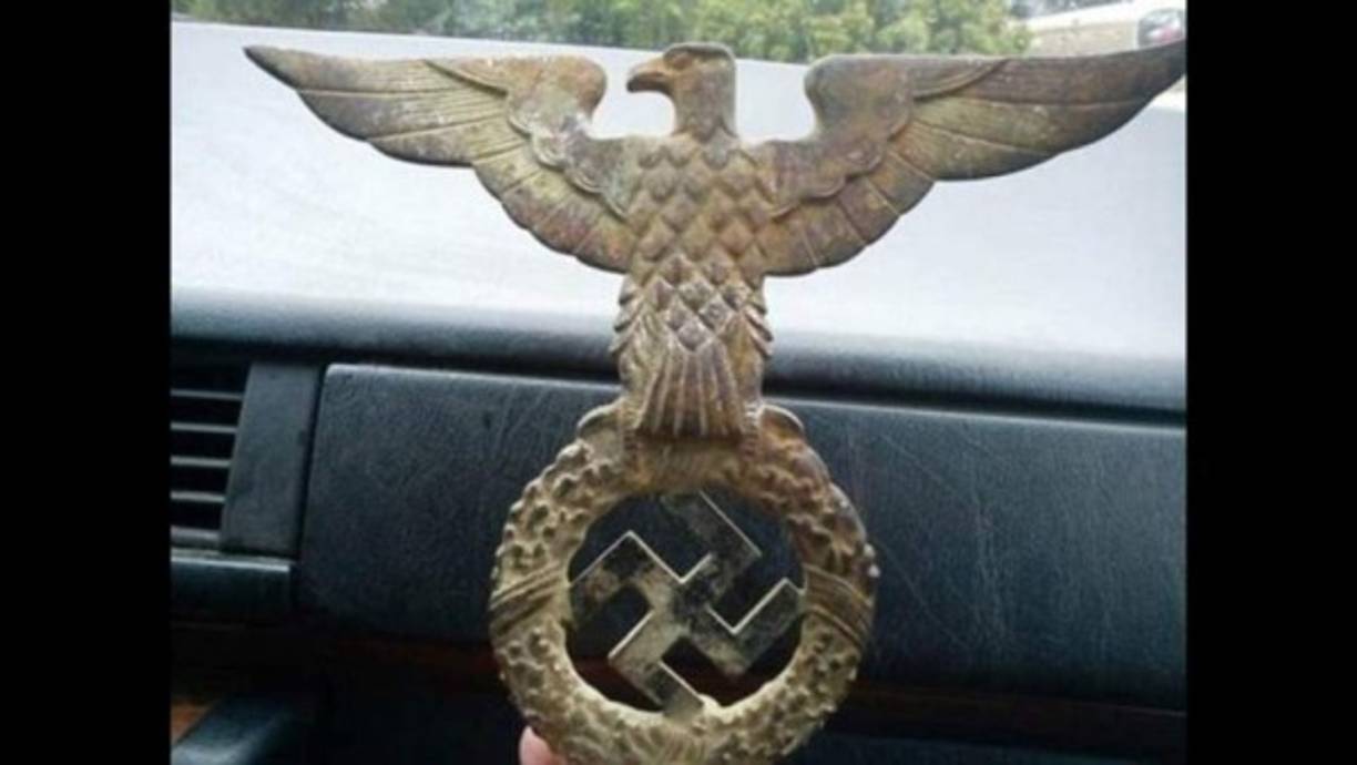 Un águila nazi, monedas de oro y otros objetos de la Segunda Guerra Mundial son parte de las 'pruebas' de que la zona realmente está llena de joyas de incalculable valor, según los buscatesoros.<br/>