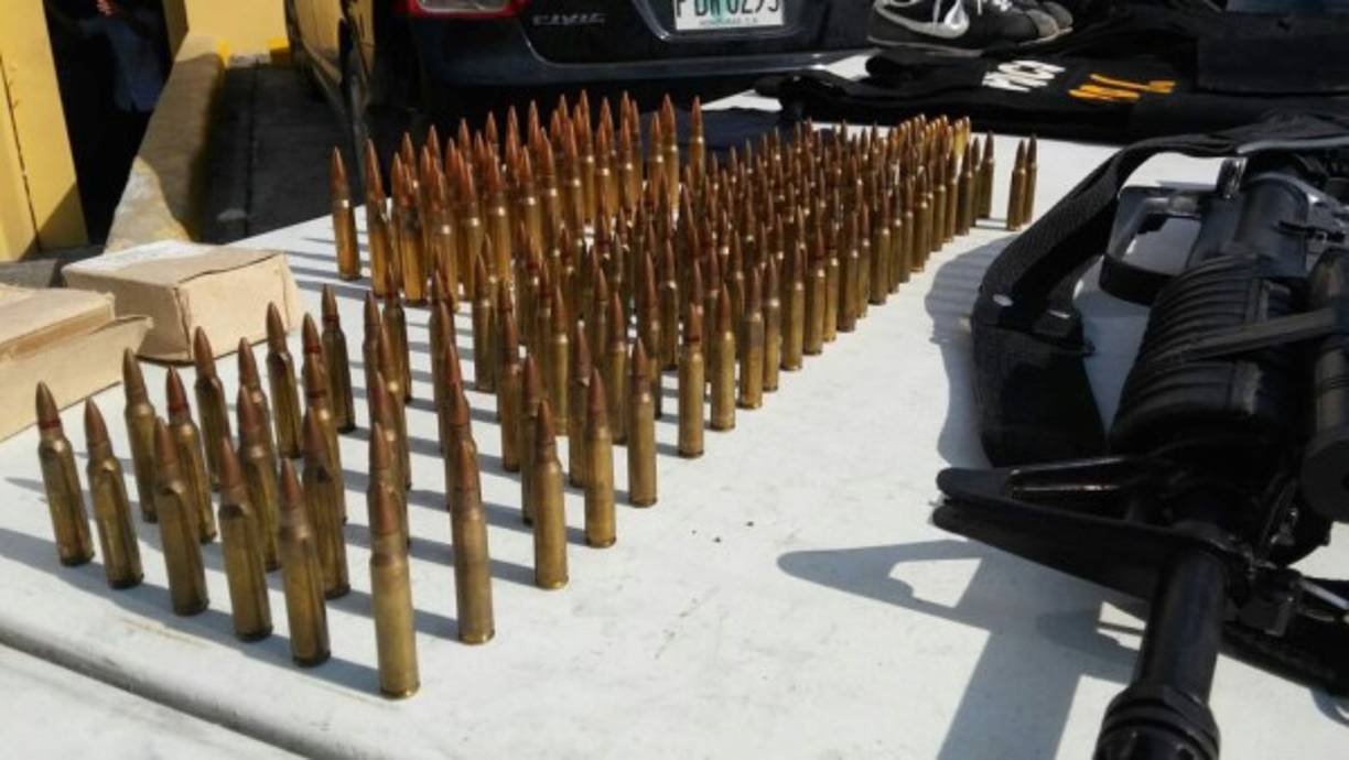 Armas y proyectiles decomisados en los operativos de la DPI en San Pedro Sula.