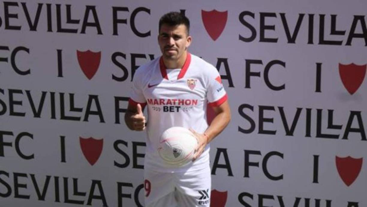 El lateral izquierdo argentino Marcos Acuña fue presentado como nuevo jugador del Sevilla, llega procedente del Sporting de Lisboa de Portugal: 'He hablado con el entrenador y me ha explicado cómo quiere que juegue. Nunca me veo dentro de los once porque para eso hay que trabajar', comentó.<br/>