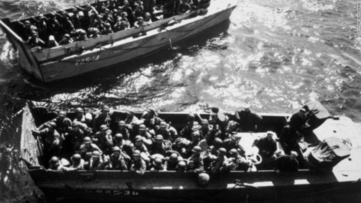 Las tropas estadounidenses esperan a desembarcar en el Día D.