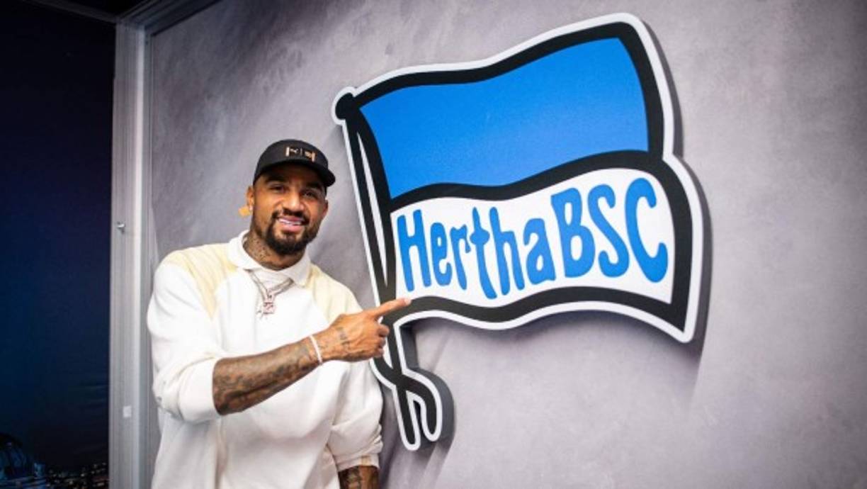 Kevin Prince Boateng vuelve al Hertha de Berlín. El ex jugador del Barcelona y de Las Palmas ha sido oficialmente presentado como nuevo jugador del club alemán, en el que sería el regreso del jugador de origen ghanés al equipo donde comenzó a jugar como profesional. A sus 34 años, vuelve así a la Bundesliga después de haber militado en hasta 13 equipos en total.<br/><br/>Foto - Twitter @HerthaBSC_ES