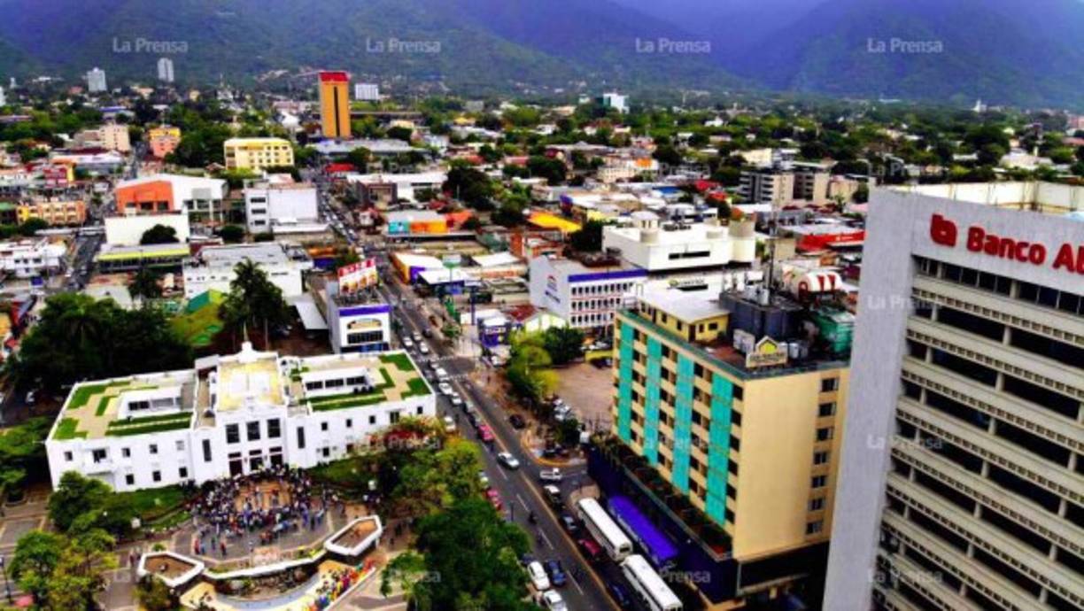 Esta ciudad se encuentra flanqueada por la Sierra del Omoa, y está ubicada en el extremo suroeste del extenso y fértil Valle de Sula, una región que genera aproximadamente el 62 por ciento del producto interno bruto (PIB) y el 68% de las exportaciones de la nación.