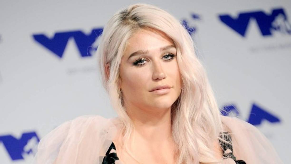 Kesha. Cuando aún conservaba el signo de dólares en su nombre, Kesha aseguró, en una conferencia, que no sólo ama a los hombres, sino a toda la gente porque no hay género en el amor, sólo espiritualidad.