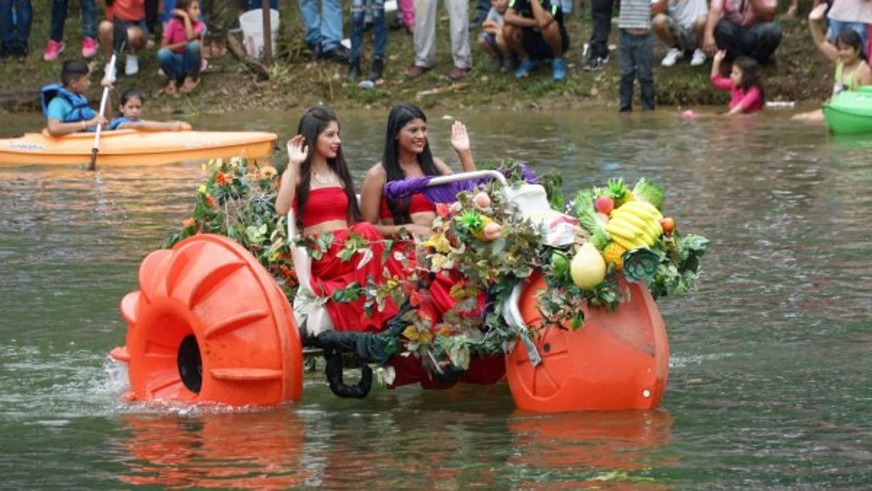 Los participantes del desfile acuático echaron a volar su creatividad con las coloridas carrozas, como esta que recrea un tractor mostrando los productos que se cultivan en la región.